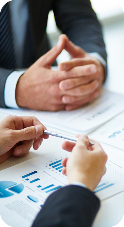 close-up-businesspeople-working-with-documents (3)